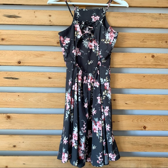 Backless Floral Dress - Picture 2 of 5